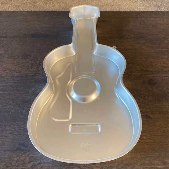 Wilton Vintage 1977 Guitar Cake Pan